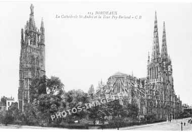 La tour Pey-Berland et la cathedrale Saint-André à Bordeaux en carte postale de 1900