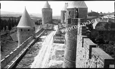 Les lices et la tour narbonnaise à Carcassonne en photo ancienne de 1910 