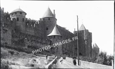 La montée vers la porte d'Aude dans les remparts de Carcassonne photo ancienne de 1910