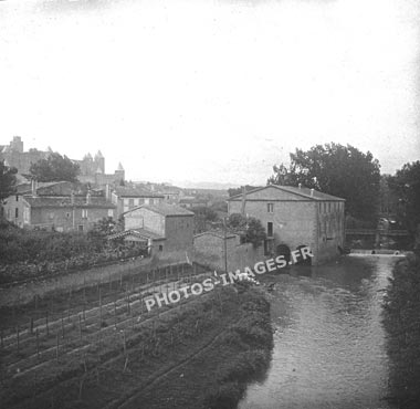 Les tours et les remparts de Carcassonne vus des bords de l'Aude en photo ancienne de 1910
