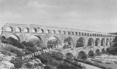 Ancienne photo du pont du Gard sur une carte postale de 1900