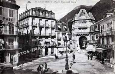 Ancienne photo de la place du Maréchal Foch aux Cauterets sur une carte postale de 1920