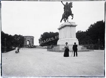 Au Peyrou, photograhie ancienne de la statue de Louis 14 et du château d'eau