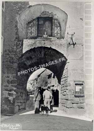 Ancienne carte postale de la porte de Malzieu-Ville en 1950