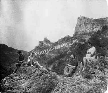 Ancienne photo des touristes dans les Gorges du Tarn  en 1947