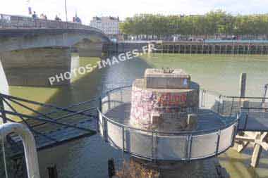 Nantes l'ancienne pile du pont transbordeur en photo actuelle