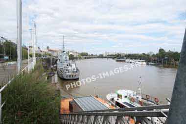 Nantes carte postale du port des quais et des bateaux en photo actuelle