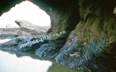 Ancienne photo d'une grotte dans la corniche à Croix-de-Vie sur une diapo de 1960