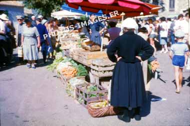 Ancienne photo du marché de Croix-de-Vie sur une diapo de 1960