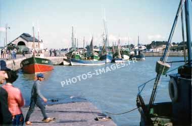 Ancienne photo du port et des thoniers de Croix-de-Vie sur une diapo de 1960