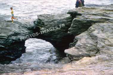 Ancienne photo du Trou du Diable à Croix-de-Vie sur une diapo de 1960
