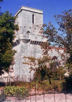 Ancienne photo de l'église fortifiée d'Esnandes sur une diapo de 1960