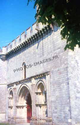 Ancienne photo du porche de l'église fortifiée d'Esnandes sur une diapo de 1960