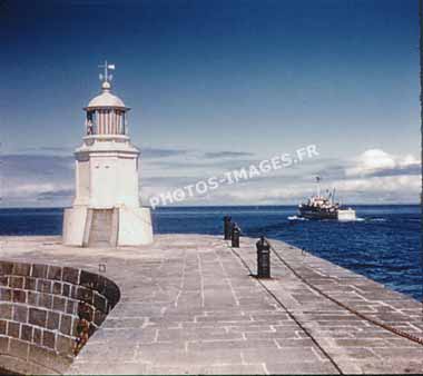 Ancienne photo du phare du môle du port de Port Joinville à l'Ile d'Yeu en 1960