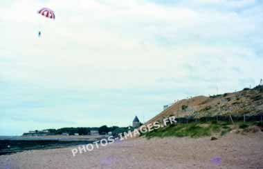 Ancienne photo d'un parachutiste au dessus des dunes de Jard-sur-Mer sur une diapo en 1960