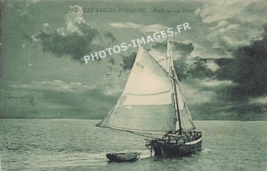 Ancienne photo du départ d'un pêcheur des Sables-d'Olonne en carte postale de 1900