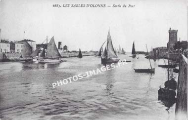 Ancienne photo de la sortie du port des Sables-d'Olonne en carte postale de 1900