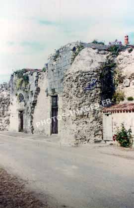 Ancienne photo des ruines de l'abbaye de Lieu-Dieu sur une diapo de 1960