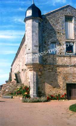 Ancienne photo de l'abbaye de Lieu-Dieu sur une diapo de 1960