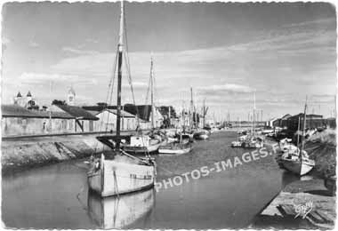 Ancienne photo du port et des quais de Noirmoutier sur une carte postale de 1950