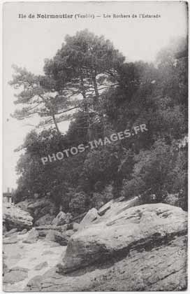 Ancienne photo des rochers et de l'estacade à Noirmoutier sur une carte postale de 1930