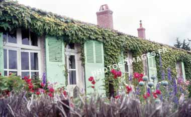 Ancienne photo de la maison de George Clémenceau à Saint-Vincent-sur-Jard sur une diapo de 1970
