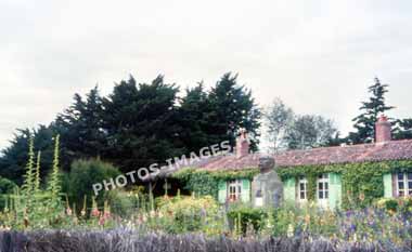 Ancienne photo de la maison de George Clémenceau et le jardin à Saint-Vincent-sur-Jard sur une diapo de 1970