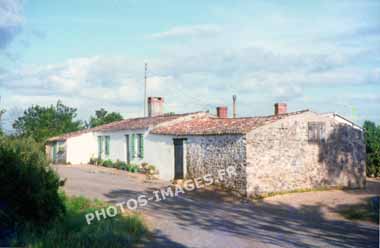 Ancienne photo d'une maison vendéenne sur une diapo de 1960