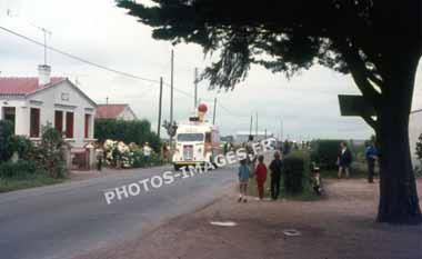 Ancienne photo du Tour de France de 1972 à Saint-Vincent-sur-Jard sur une diapo