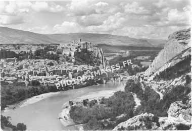 Photo ancienne de Sisteron et la vallée de la Durance en carte postale ancienne de 1950