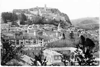 Photo ancienne de la citadelle de Sisteron en carte postale ancienne de 1950
