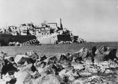 Photo ancienne des remparts de la Vieille-Ville d'Antibes en 1930