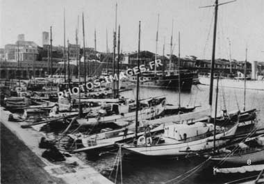 Photo ancienne du Petit Port d'Antibes en 1930