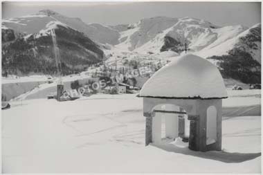 La chapelle Saint-Erige, photo ancienne de 1947 qui montre les habitations de l'époque
