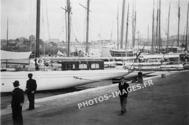 Les bateaux au port et la ville de Cannes en fond photo ancienne de 1938