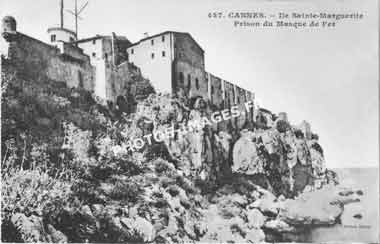 Photo ancienne de la prison du Masque-de-Fer sur l'île Sainte-Marguerite en carte postale de 1910