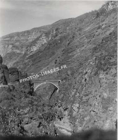 Photo ancienne du pont du Saut de la Mariée dans les gorges de Daluis