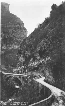 Photo ancienne du pont de l'Abîme aux Gorges-du-Loup en carte postale ancienne de 1920