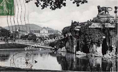Ancienne carte postale des jardins d'Albert 1 et la grotte en vieille photo prise en 1900