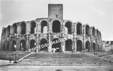 Photo ancienne des arènes sur une carte postale d'Arles en 1900