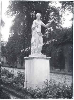 Photo ancienne de la Vénus dans le jardin en Arles