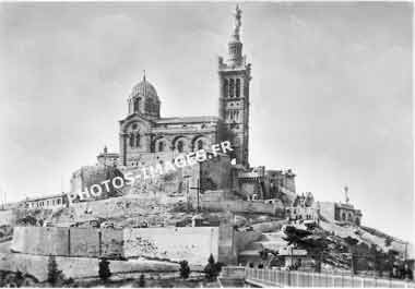Ancienne photo de la basilique Notre-Dame-de-la-Garde à Marseille à hauteur de la sortie de l'ascenseur en 1930