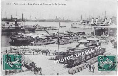 Ancienne photo des bassins do port de la Joliette à Marseille en carte postale de 1900