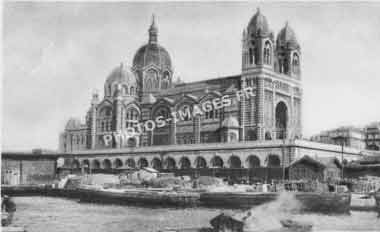 Ancienne photo de la cathédrale vue du port de Marseille en carte postale de 1910