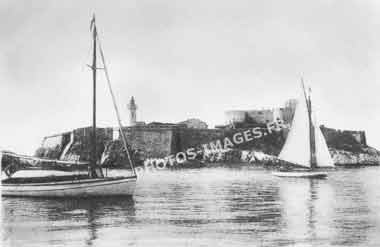 Ancienne photo du château d'If à Marseille en carte postale de 1900