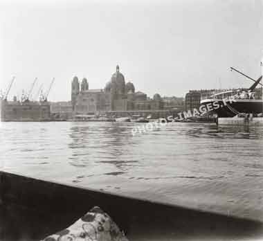 Ancienne photo du port de Marseille et la cathédrale en 1937