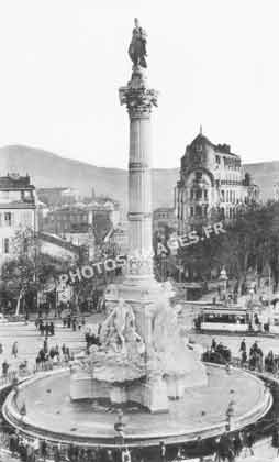 Ancienne photo de la fontaine Cantini à Marseille en carte postale de 1900