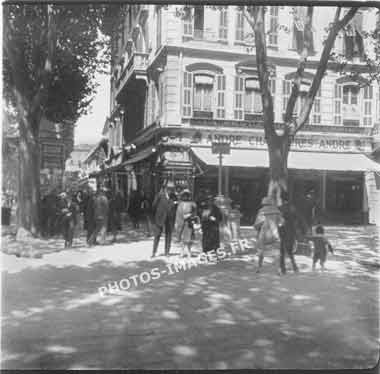 Ancienne photo de la place des chaussures André à Marseille en 1920