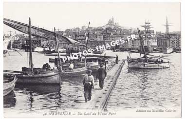 Ancienne photo d'un ponton au port de Marseille et la basilique Notre-Dame de la Garde en carte postale de 1900