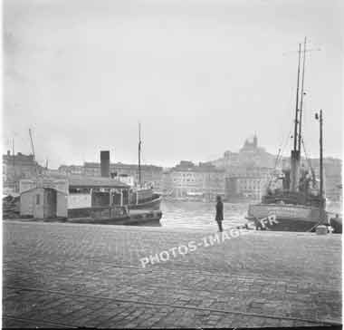 Ancienne photo du port de Marseille et la basilique Notre-Dame de la Garde en 1920